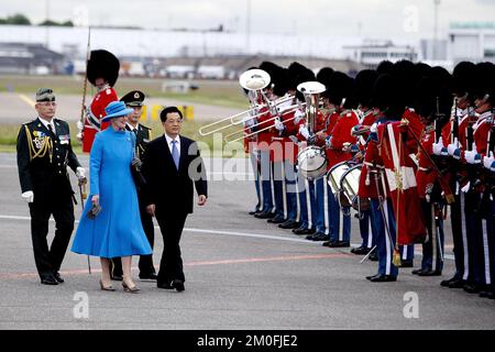 Le président chinois Hu Jintao et Mme Jintao arrivent à Copenhague, jeudi 14 juillet. Accompagnée d'une importante délégation commerciale et commerciale, la première visite d'un chef d'État chinois au Danemark. Hu a été rencontré à l'aéroport de Copenhague par la reine Margrethe et le prince Consort Henrik, ainsi que par le couple du prince héritier et le prince Joachim. (Finn Frandsen/POLFOTO) Banque D'Images