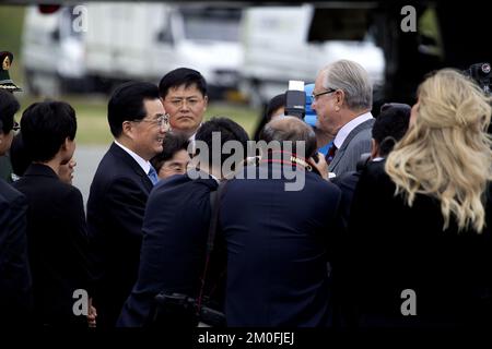 Le président chinois Hu Jintao et Mme Jintao arrivent à Copenhague, jeudi 14 juillet. Accompagnée d'une importante délégation commerciale et commerciale, la première visite d'un chef d'État chinois au Danemark. Hu a été rencontré à l'aéroport de Copenhague par la reine Margrethe et le prince Consort Henrik, ainsi que par le couple du prince héritier et le prince Joachim. (Finn Frandsen/POLFOTO) Banque D'Images