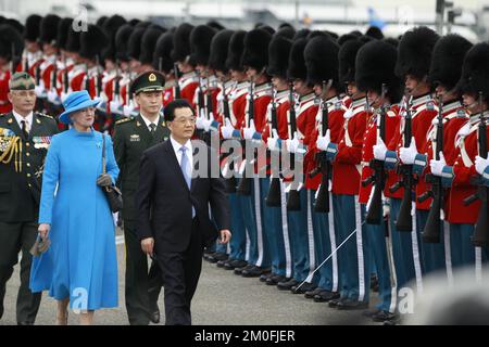 Le président chinois Hu Jintao et Mme Jintao arrivent à Copenhague, jeudi 14 juillet. Accompagnée d'une importante délégation commerciale et commerciale, la première visite d'un chef d'État chinois au Danemark. Hu a été rencontré à l'aéroport de Copenhague par la reine Margrethe et le prince Consort Henrik, ainsi que par le couple du prince héritier et le prince Joachim. (Finn Frandsen/POLFOTO) Banque D'Images