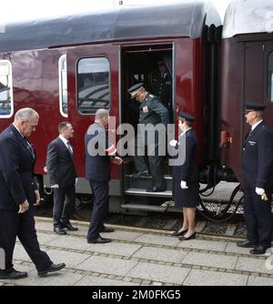 Le Prince Consort Henrik visite le Jutland Dragoon Regiment à Holstebro, Danemark, jeudi 4 octobre. Le Prince Consort est arrivé dans le train royal qui est utilisé par la famille royale à des occasions spéciales. PHOTOGRAPHE MICHAEL STUB / POLFOTO Banque D'Images