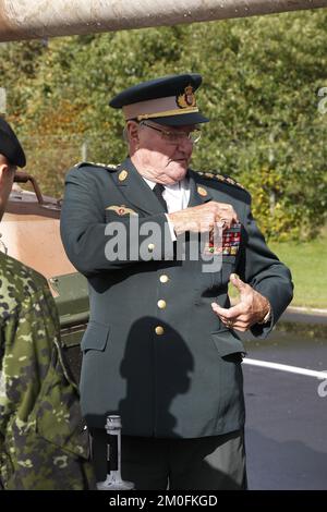 Le Prince Consort Henrik visite le Jutland Dragoon Regiment à Holstebro, Danemark, jeudi 4 octobre. Le Prince Consort est arrivé dans le train royal qui est utilisé par la famille royale à des occasions spéciales. PHOTOGRAPHE MICHAEL STUB / POLFOTO Banque D'Images