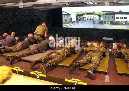 Le Prince Consort Henrik visite le Jutland Dragoon Regiment à Holstebro, Danemark, jeudi 4 octobre. Le Prince Consort est arrivé dans le train royal qui est utilisé par la famille royale à des occasions spéciales. PHOTOGRAPHE MICHAEL STUB / POLFOTO Banque D'Images