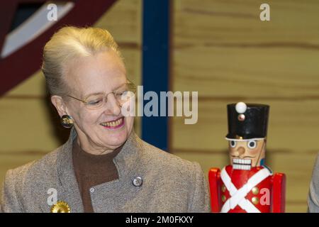 La reine Margrethe et le directeur du ballet Tivoli Peter Bo Bendixen lors de la présentation de la nouvelle production du casse-noisette. Le ballet est réalisé par Peter Bo Bendixen, avec des costumes et un décor de la reine Margrethe. (Lars E. Andreasen /POLFOTO) Banque D'Images