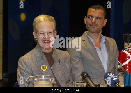 La reine Margrethe et le directeur du ballet Tivoli Peter Bo Bendixen lors de la présentation de la nouvelle production du casse-noisette. Le ballet est réalisé par Peter Bo Bendixen, avec des costumes et un décor de la reine Margrethe. (Lars E. Andreasen /POLFOTO) Banque D'Images