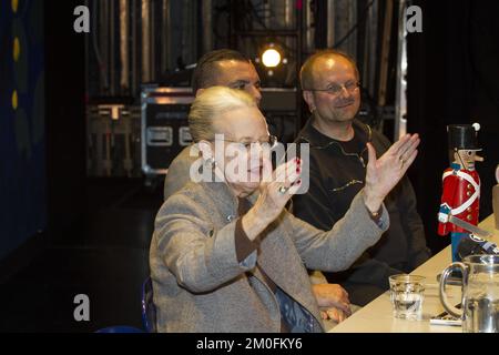 La reine Margrethe et le directeur du ballet Tivoli Peter Bo Bendixen lors de la présentation de la nouvelle production du casse-noisette. Le ballet est réalisé par Peter Bo Bendixen, avec des costumes et un décor de la reine Margrethe. (Lars E. Andreasen /POLFOTO) Banque D'Images