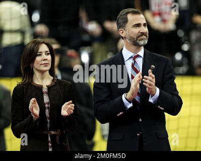 La princesse danoise Mary et le prince héritier Felipe d'Espagne assistent au match final des Championnats du monde de handball entre l'Espagne et le Danemark au Palau Sant Jordi à Barcelone, en Espagne, le dimanche 27 janvier 2013. (Dresling/POLFOTO Jens) Banque D'Images