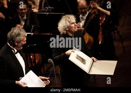 Le chef d'orchestre philharmonique britannique de Berliner, Sir Simon Rattle, reçoit l'un des plus grands prix du monde de la musique danoise, le Prix de la musique de Leonie Sonning de 600,000 DKK le samedi 01-02-13 dans la salle de concert de la télévision danoise. PHOTOGRAPHE DITTE VALENTE / POLFOTO Banque D'Images