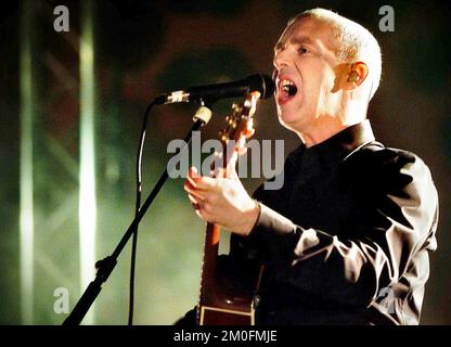 Le chanteur Neil Tennant du groupe The Pet Shop Boys se produit au Roskilde Music Festival au Danemark. Banque D'Images