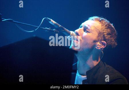 Coldplay a séduit 4700 fans à Valby, Copenhague, avec leur musique et leurs performances. Le chanteur Chris Martin et son groupe ont joué pendant 90 minutes, et ont balayé le public de leurs pieds. Banque D'Images