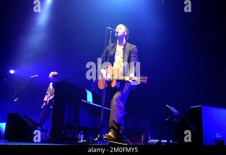 Coldplay a séduit 4700 fans à Valby, Copenhague, avec leur musique et leurs performances. Le chanteur Chris Martin et son groupe ont joué pendant 90 minutes, et ont balayé le public de leurs pieds. Banque D'Images