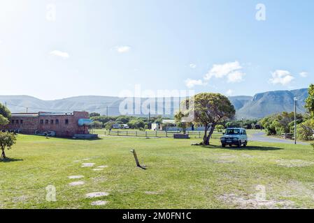 Gansbaai, Afrique du Sud - 20 septembre 2022 : Camping à Uilenkraalsmond à Franskraalstrand près de Gansbaai dans la province du Cap occidental. Véhicules et ablutio Banque D'Images