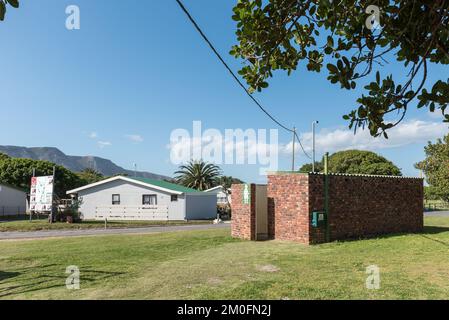 Gansbaai, Afrique du Sud - 20 septembre 2022 : un bâtiment d'ablution et des chalets sont visibles à Uilenkraalsmond Resort à Franskraalstrand près de Gansbaai dans le Banque D'Images