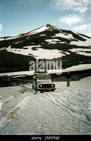 Il y a 12,000 km de routes en Islande, mais la route islandaise n'est pas la même chose que les routes européennes «normales». Les routes sont bosselées et en mauvais état. C'est le terrain à quatre roues motrices. La photo montre : un Land Rover naviguant dans la neige. Photo : POLFOTO/ SIF Meincke Banque D'Images