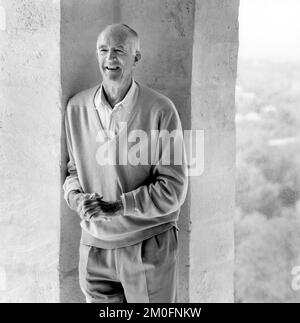 L’architecte danois Jorn Utzon, qui a conçu ce qui est sans doute devenu le bâtiment le plus célèbre au monde, l’Opéra de Sydney en Australie, a été choisi comme lauréat 2003 du Prix Pritzker architecture. * Utzon, 84 ans, s'est retiré dans une maison qu'il a conçue pour lui-même sur l'île de Majorque où ces photos ont été prises par le photographe Ole Haupt. Banque D'Images