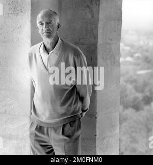 L’architecte danois Jorn Utzon, qui a conçu ce qui est sans doute devenu le bâtiment le plus célèbre au monde, l’Opéra de Sydney en Australie, a été choisi comme lauréat 2003 du Prix Pritzker architecture. * Utzon, 84 ans, s'est retiré dans une maison qu'il a conçue pour lui-même sur l'île de Majorque où ces photos ont été prises par le photographe Ole Haupt. Banque D'Images