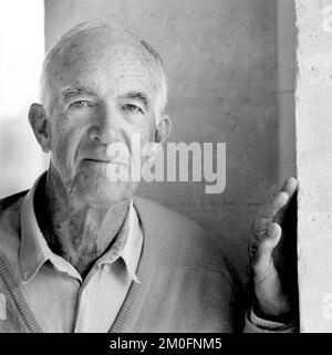 L’architecte danois Jorn Utzon, qui a conçu ce qui est sans doute devenu le bâtiment le plus célèbre au monde, l’Opéra de Sydney en Australie, a été choisi comme lauréat 2003 du Prix Pritzker architecture. * Utzon, 84 ans, s'est retiré dans une maison qu'il a conçue pour lui-même sur l'île de Majorque où ces photos ont été prises par le photographe Ole Haupt. Banque D'Images