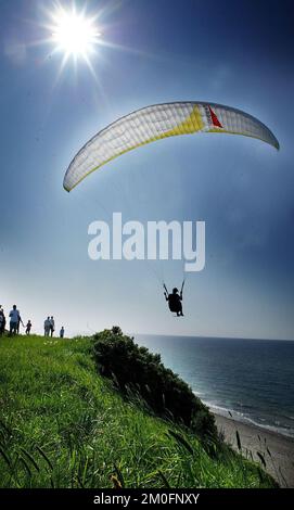 Voici la championne du monde femme parapente Louise Crandal (33) du Danemark. Elle s’entraîne pour le prochain championnat du monde qui aura lieu au Portugal en juillet. Elle fait du parapente depuis l’âge de 22 ans. Banque D'Images