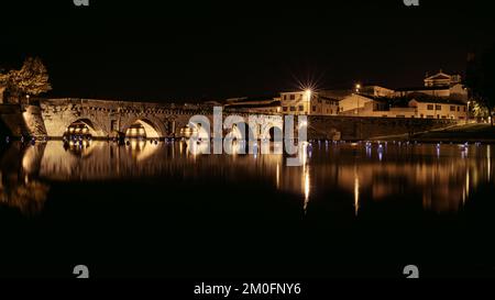 Sur la photo, nous pouvons voir le pont de Tiberius à Rimini. Capturé la nuit Banque D'Images