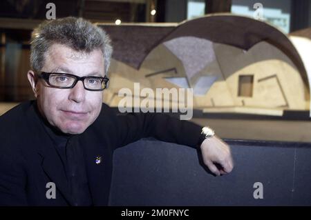 Daniel Libeskind devant la maquette du Musée juif danois. En tant que première institution au monde, le Centre danois pour l'architecture exposera le projet gagnant du bâtiment le plus prestigieux au monde - le nouveau World Trade Centre à New York. * Daniel Libeskind, l'architecte responsable de la construction du nouveau World Trade Centre, a choisi le Danemark et le Danish Centre for architecture comme premier lieu d'exposition pour le projet en dehors de New York en raison de son étroite affiliation avec le pays. Libeskind fera également la promotion de la const Banque D'Images