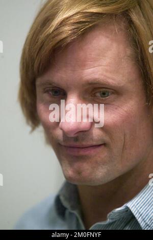 L'acteur danois/américain Viggo Mortensen au Brandts Klaedefabrik, Museet for Fotokunst à Odense. Pressmeeting sur son exposition de photos : Ephimeris et son dernier livre avec des poèmes sélectionnés : Nye Falsknerier. Au Danemark, Viggo Mortensen, âgé de 44 ans, est le plus souvent associé à Aragorn dans les films Lords of the Rings, alors qu'il est relativement inconnu en tant qu'artiste visuel et poète. Pourtant, bien avant sa carrière d'acteur, depuis sa petite enfance, il a continuellement travaillé avec des images et des mots. Museet for Fotokunst présente Viggo Mortensen la photographie Banque D'Images