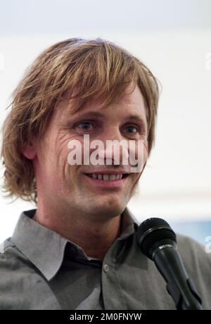 L'acteur danois/américain Viggo Mortensen au Brandts Klaedefabrik, Museet for Fotokunst à Odense. Pressmeeting sur son exposition de photos : Eph meris et son dernier livre avec des poèmes sélectionnés : Nye Falsknerier. Au Danemark, Viggo Mortensen, âgé de 44 ans, est le plus souvent associé à Aragorn dans les films Lords of the Rings, alors qu'il est relativement inconnu en tant qu'artiste visuel et poète. Pourtant, bien avant sa carrière d'acteur, depuis sa petite enfance, il a continuellement travaillé avec des images et des mots. Museet for Fotokunst présente désormais Viggo Mortensen l'art photographique Banque D'Images