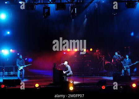 Chris Martin du groupe britannique Coldplay se produit sur scène au Roskilde Festival '03 au Danemark. Banque D'Images