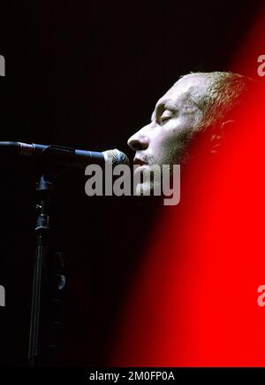 Chris Martin du groupe britannique Coldplay se produit sur scène au Roskilde Festival '03 au Danemark. Banque D'Images