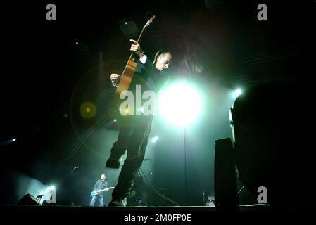 Chris Martin du groupe britannique Coldplay se produit sur scène au Roskilde Festival '03 au Danemark. Banque D'Images