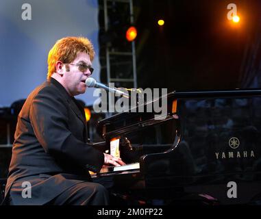 Sir Elton John a joué dans le petit village de Horsens pour 4600 fans. Le chanteur a commencé la performance avec -c'est un peu drôle, et la foule l'a rejoint sur "How Wonderful Life is, When You're in the World!". Banque D'Images