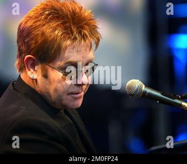 Sir Elton John a joué dans le petit village de Horsens pour 4600 fans. Le chanteur a commencé la performance avec -c'est un peu drôle, et la foule l'a rejoint sur "How Wonderful Life is, When You're in the World!". Banque D'Images