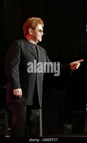 Sir Elton John a joué dans le petit village de Horsens pour 4600 fans. Le chanteur a commencé la performance avec -c'est un peu drôle, et la foule l'a rejoint sur 'How Wonderful Life is, When You're in the World!' Banque D'Images