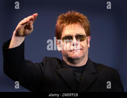 Sir Elton John a joué dans le petit village de Horsens pour 4600 fans. Le chanteur a commencé la performance avec -c'est un peu drôle, et la foule l'a rejoint sur "How Wonderful Life is, When You're in the World!". Banque D'Images