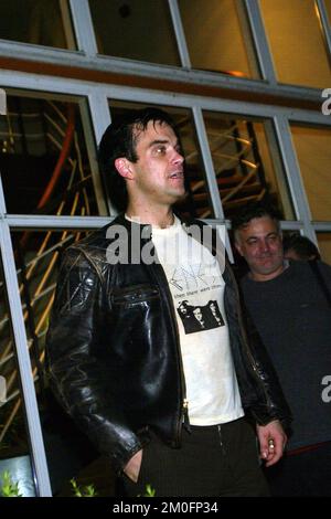 Copenhague, Danemark. Robbie Williams quitte 'Skovriderkroen' à Charlottenlund, un restaurant au nord de la ville. Sa maison de disques EMI a organisé une fête pour Robbie et son équipe. -Le Danemark est fu..... super ! C'est le meilleur public en Europe. *.. Je veux être danois, a dit Robbie aux journalistes à l'extérieur de Skovriderkroen. Banque D'Images
