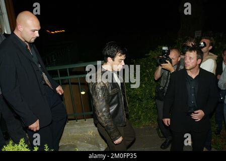 Copenhague, Danemark. Robbie Williams quitte 'Skovriderkroen' à Charlottenlund, un restaurant au nord de la ville. Sa maison de disques EMI a organisé une fête pour Robbie et son équipe. -Le Danemark est fu..... super ! C'est le meilleur public en Europe. *.. Je veux être danois, a dit Robbie au journaliste près de Skovriderkroen. Banque D'Images
