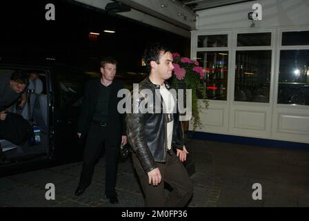 Copenhague, Danemark. Robbie Williams arrivant à l'hôtel d'Angleterre à Copenhague tard vendredi soir. Il avait assisté à une fête organisée par sa maison de disques EMI. Banque D'Images