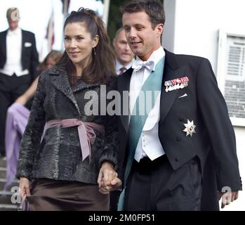 Le prince héritier Frederik et sa fiancée, Mary Donaldson, ont assisté à un mariage d'amis à l'église Tik b. Le couple s'est tenu les mains et a semblé très heureux, quelques jours seulement avant que leur engagement officiel ait lieu. Banque D'Images