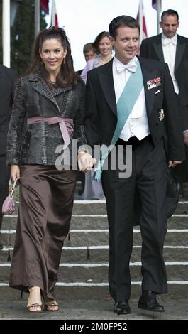 Le prince héritier Frederik et sa fiancée, Mary Donaldson, ont assisté à un mariage d'amis à l'église Tik b. Le couple s'est tenu les mains et a semblé très heureux, quelques jours seulement avant que leur engagement officiel ait lieu. Banque D'Images