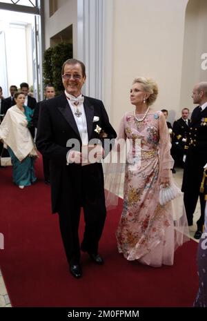 Sir Roger Moore et son épouse Kiki Tholstrup arrivent au mariage royal à la cathédrale de Copenhague, l'église notre-Dame, où le prince héritier danois Frederik épousera Mlle Mary Donaldson. Banque D'Images