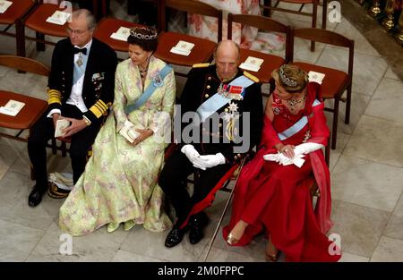 De la gauche: Le roi Carl Gustav de Suède et la reine Silvia, le roi Harald de Norvège et la reine Sonja au mariage du prince héritier danois et de Mlle Mary Elizabeth Donaldson dans la cathédrale de Copenhague, l'église de notre-Dame. Banque D'Images