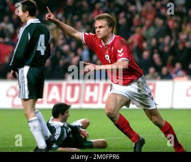 Le joueur danois Jesper Gronkjaer, qui rejoint Chelsea, célèbre ses scores contre la Slovénie. Banque D'Images