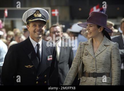 Le couple royal du Danemark, la princesse de la Couronne Mary et le prince héritier Frederik ont commencé leur voyage d'été de 4 jours avec le yacht royal 'Dannebrog' dans 4 villes différentes du Danemark. Le deuxième jour de leur visite s'est rendu à la ville d'Aalborg. Le couple royal a été amusé par le groupe de rock danois Zididada pendant leur séjour à Aalborg. Banque D'Images