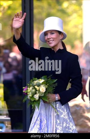 La princesse couronne danoise Mary se fait entendre avec ses supporters tandis qu'elle ouvrait avec son mari le prince héritier Frederik le petit modèle af le Palais Royal Fredensborg, la maison de Marie et Frederik construit dans LEGO. Le modèle se trouve dans le parc d'attractions Legoland à Billund Jutland. Banque D'Images