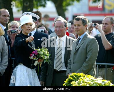 Le prince héritier danois Frederik et son épouse la princesse Marie ouvrent le petit modèle af le Palais Royal Fredensborg, la maison de Marie et Frederik construit dans LEGO. Le modèle se trouve dans le parc d'attractions Legoland à Billund Jutland. Kjeld Kirk Kristiansen (au centre) de LEGO Interprices est accompagné de ces personnes à la cérémonie. Banque D'Images