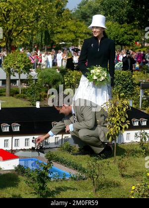 Le prince héritier danois Frederik et son épouse la princesse Marie ouvrent le petit modèle af le Palais Royal Fredensborg, la maison de Marie et Frederik construit dans LEGO. Le modèle se trouve dans le parc d'attractions Legoland à Billund Jutland. Banque D'Images