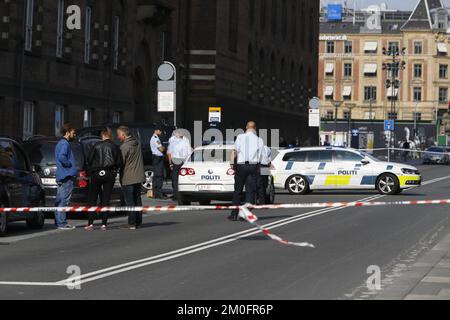 Un homme est frappé par des coups de feu près de la place de l'hôtel de ville de Copenhague, a déclaré la police de Copenhague. - Nous avons arrêté un contrevenant présumé, explique le directeur central des renseignements Henrik Vedel Ritzau. Le gestionnaire de l'exploration ne connaît toujours pas l'état de la victime. Ritzau. (Finn Frandsen / POLFOTO) webpix non traité Banque D'Images