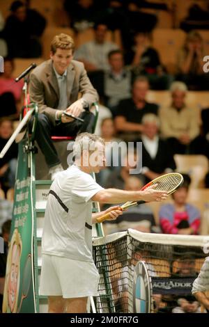 L'américain John McEnroe en action contre le français Henri Leconte lors du tournoi Legends Live à Copenhague. John McEnroe a remporté le match et joue l'allemand Michael Stich en finale. Banque D'Images