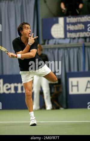 Le Français Henri Leconte en action contre John McEnroe lors du tournoi Legends Live à Copenhague. John McEnroe a remporté le match et joue l'allemand Michael Stich en finale. Banque D'Images