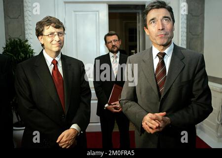 Bill Gates a rendu visite au Premier ministre danois, Anders Fogh Rasmussen. Il a conseillé au Premier ministre danois d'investir dans l'éducation dans les universités et de permettre l'immigration d'étrangers bien éduqués. Banque D'Images