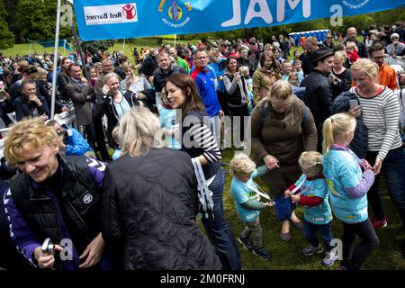 La zone cible était remplie de coureurs et de leurs parents. Children Relay, comme le tournage de la princesse Crown Mary a commencé dans les jardins botaniques d'Aarhus. La course est organisée par la Fondation Mary et Save the Children et est appelée Free of Bulliing Children Baton . Banque D'Images