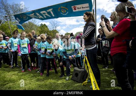 Children Relay, comme le tournage de la princesse Crown Mary a commencé dans les jardins botaniques d'Aarhus. La course est organisée par la Fondation Mary et Save the Children et est appelée Free of Bulliing Children Baton Banque D'Images